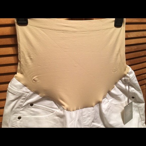 A Glow White Boyfriend Maternity Shorts - Picture 5 of 8